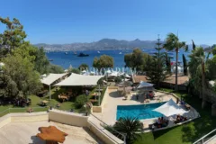 Yalıkavak'ta Denize Sıfır Mülk: Havuzlu, Bahçeli Büyük Villa ve Kumsala Doğrudan Erişimli Apart Otel