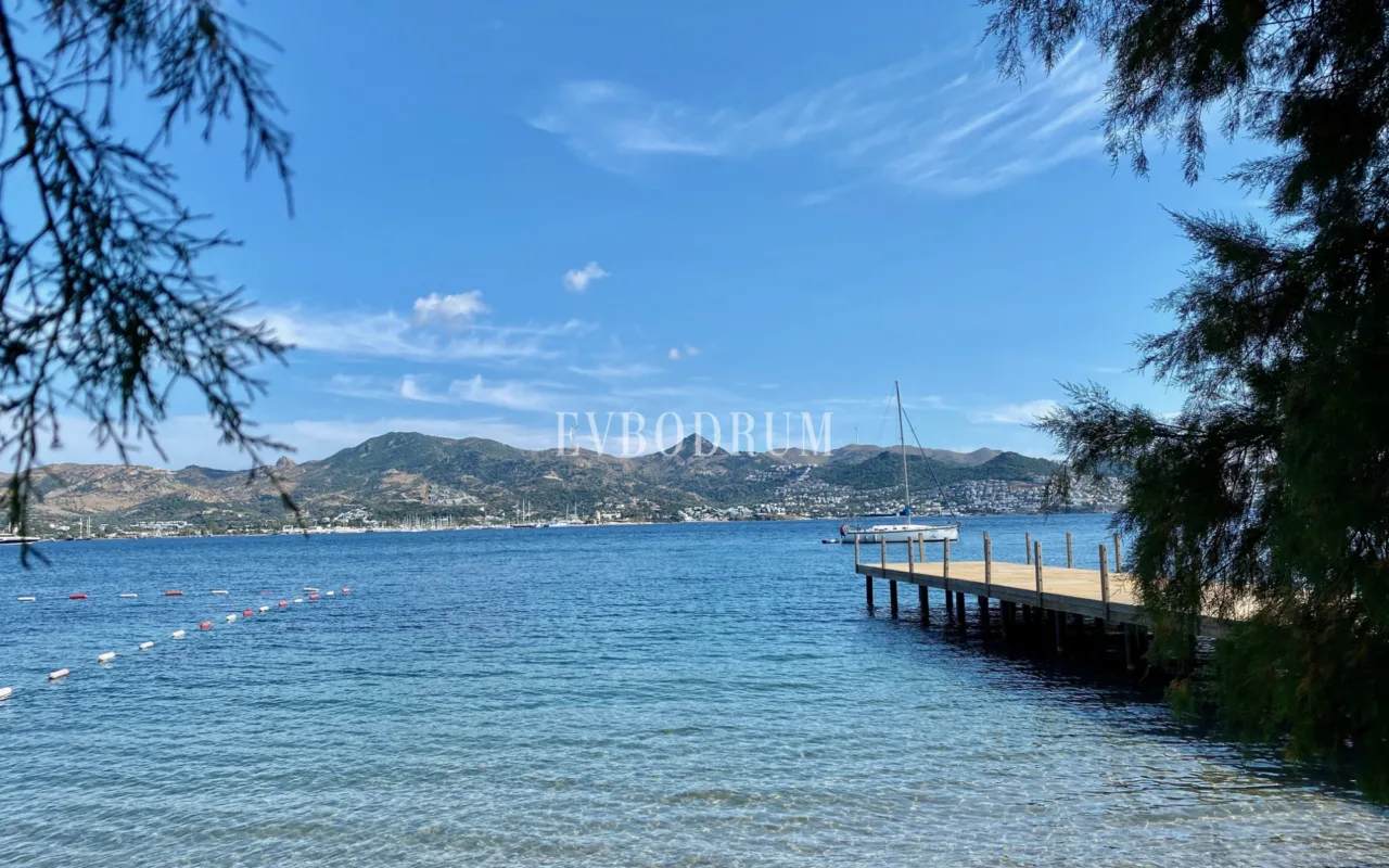 Yalıkavak'ta Denize Sıfır Mülk: Havuzlu, Bahçeli Büyük Villa ve Kumsala Doğrudan Erişimli Apart Otel