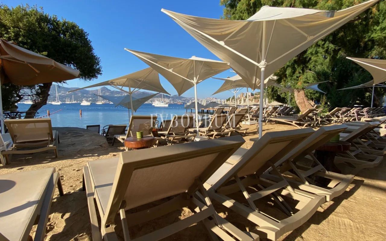 Yalıkavak'ta Denize Sıfır Mülk: Havuzlu, Bahçeli Büyük Villa ve Kumsala Doğrudan Erişimli Apart Otel