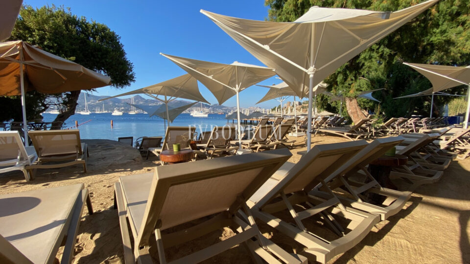 Yalıkavak'ta Denize Sıfır Mülk: Havuzlu, Bahçeli Büyük Villa ve Kumsala Doğrudan Erişimli Apart Otel – Görsel 1