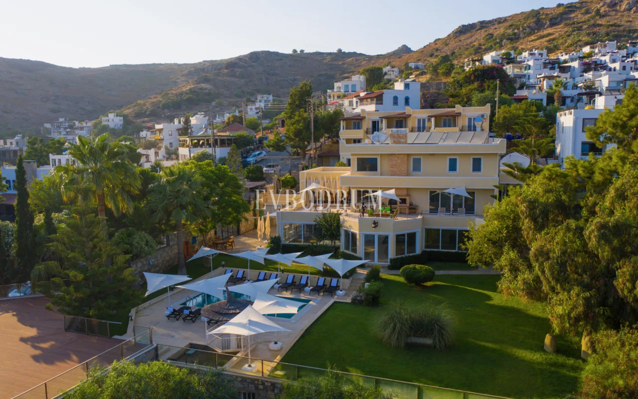 Yalıkavak'ta Denize Sıfır Mülk: Havuzlu, Bahçeli Büyük Villa ve Kumsala Doğrudan Erişimli Apart Otel