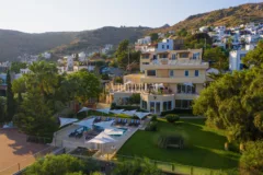 Yalıkavak'ta Denize Sıfır Mülk: Havuzlu, Bahçeli Büyük Villa ve Kumsala Doğrudan Erişimli Apart Otel