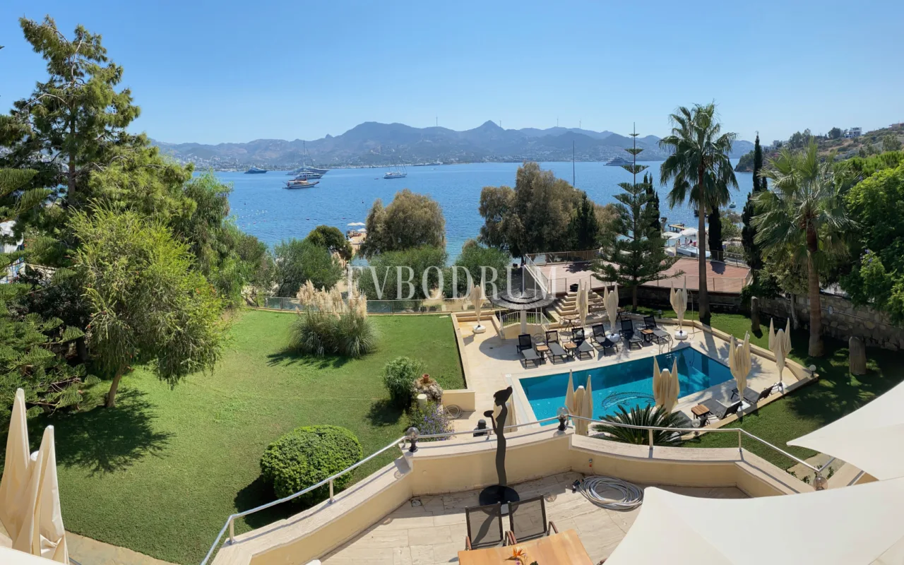 Yalıkavak'ta Denize Sıfır Mülk: Havuzlu, Bahçeli Büyük Villa ve Kumsala Doğrudan Erişimli Apart Otel