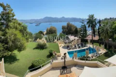 Yalıkavak'ta Denize Sıfır Mülk: Havuzlu, Bahçeli Büyük Villa ve Kumsala Doğrudan Erişimli Apart Otel