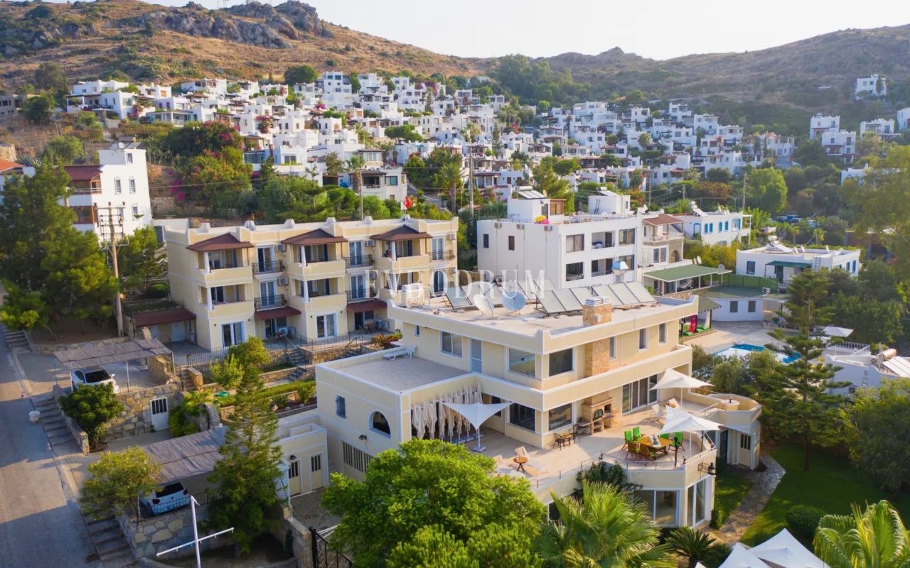 Yalıkavak'ta Denize Sıfır Mülk: Havuzlu, Bahçeli Büyük Villa ve Kumsala Doğrudan Erişimli Apart Otel