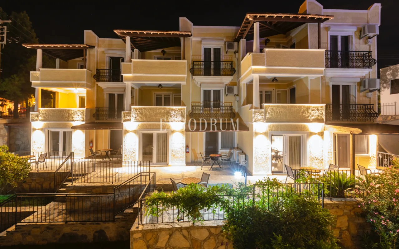 Yalıkavak'ta Denize Sıfır Mülk: Havuzlu, Bahçeli Büyük Villa ve Kumsala Doğrudan Erişimli Apart Otel