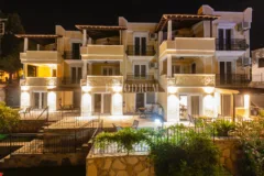 Yalıkavak'ta Denize Sıfır Mülk: Havuzlu, Bahçeli Büyük Villa ve Kumsala Doğrudan Erişimli Apart Otel