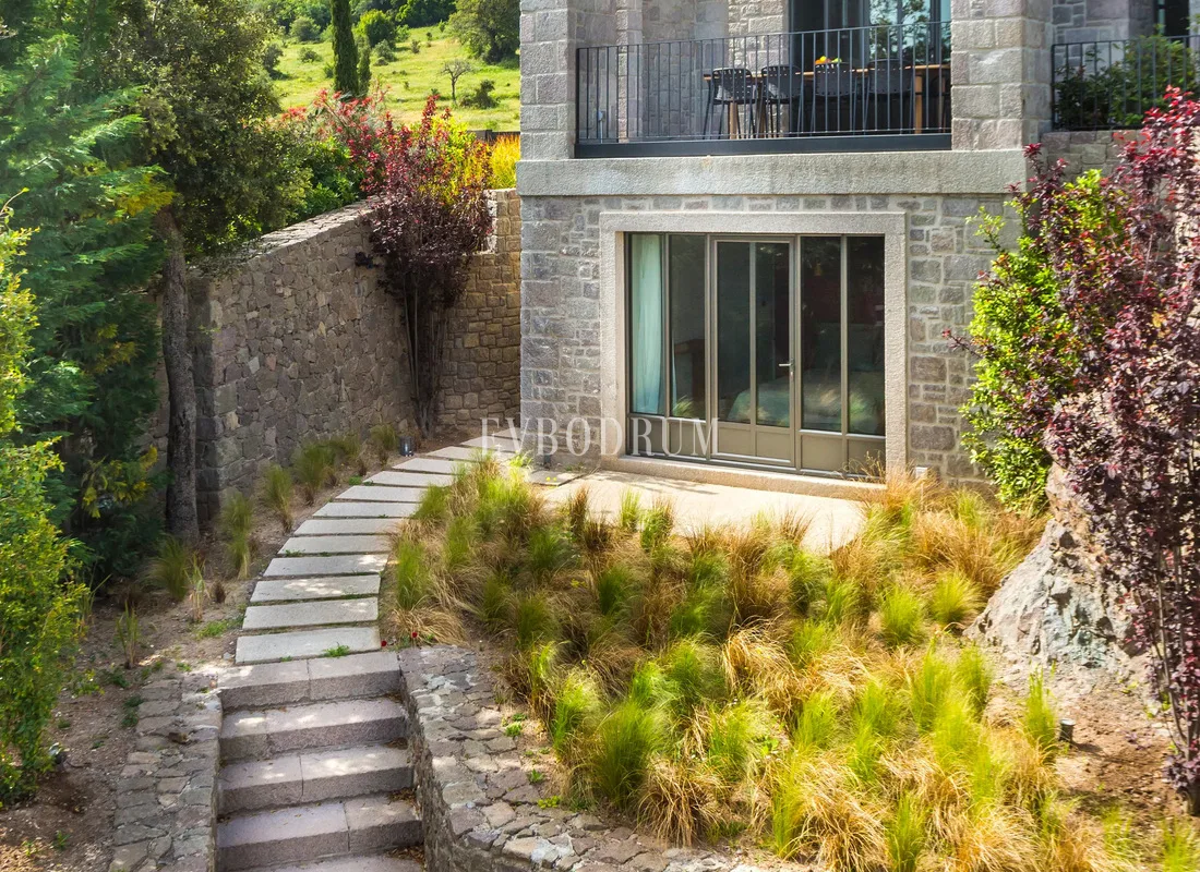 Yalıkavak'ta Mimar Han Tümertekin İmzalı Özel Taş Villa