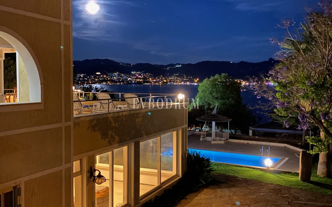 Yalıkavak'ta Denize Sıfır Mülk: Havuzlu, Bahçeli Büyük Villa ve Kumsala Doğrudan Erişimli Apart Otel