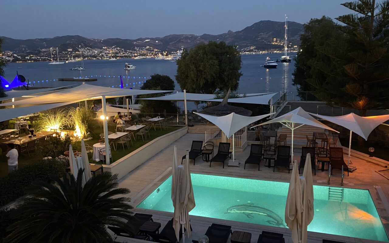 Yalıkavak'ta Denize Sıfır Mülk: Havuzlu, Bahçeli Büyük Villa ve Kumsala Doğrudan Erişimli Apart Otel