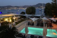 Yalıkavak'ta Denize Sıfır Mülk: Havuzlu, Bahçeli Büyük Villa ve Kumsala Doğrudan Erişimli Apart Otel