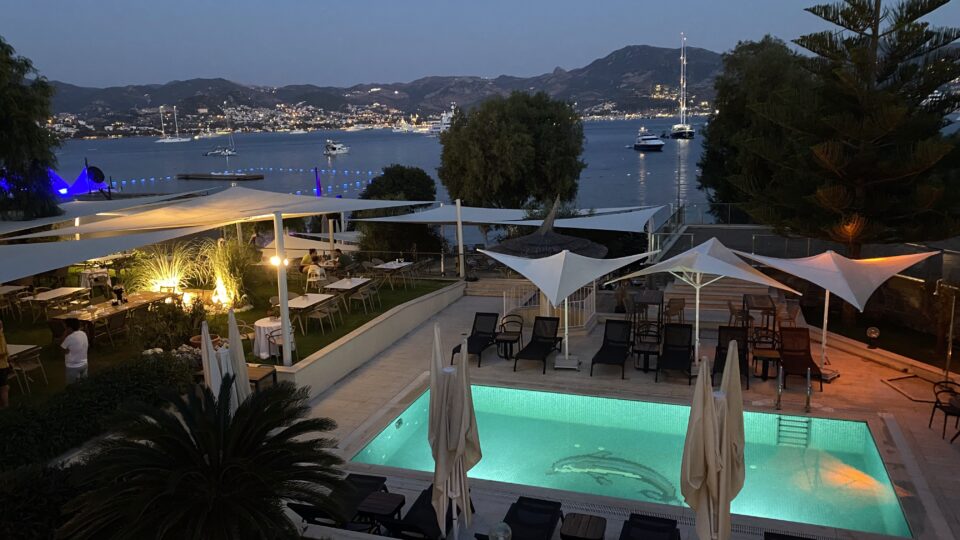 Seafront Estate in Yalikavak: Grand Villa with Pool, Garden, and Aparthotel with Direct Sandy Beach Access – Img