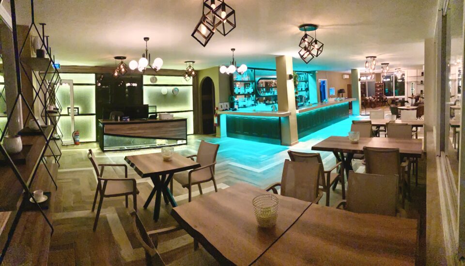 Seafront Estate in Yalikavak: Grand Villa with Pool, Garden, and Aparthotel with Direct Sandy Beach Access – Img