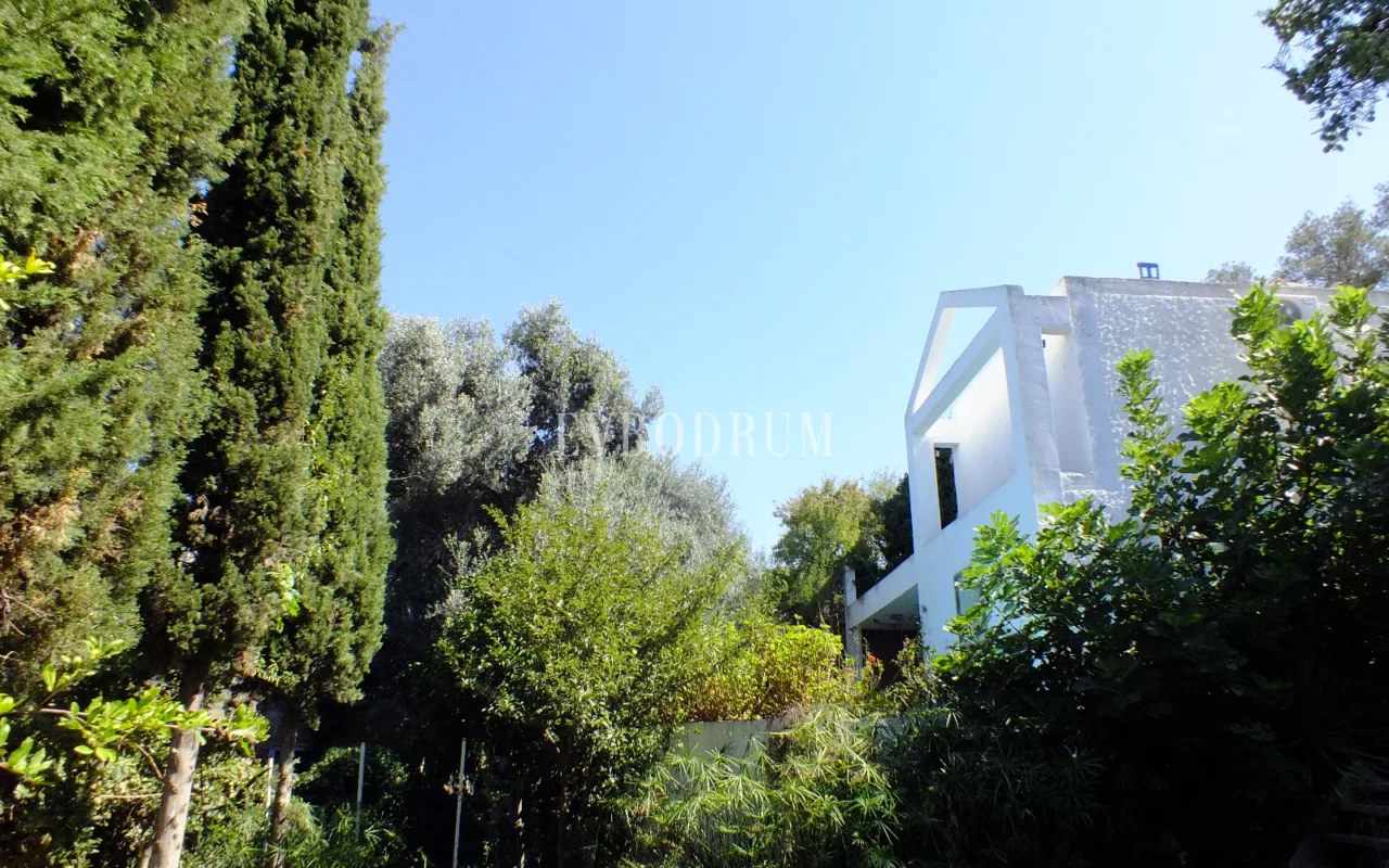 Yalıkavak Burun Köyü’nde 815 m² Arsa İçinde Taş Ev ve Müştemilatlar