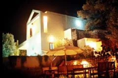 Yalıkavak Burun Köyü’nde 815 m² Arsa İçinde Taş Ev ve Müştemilatlar