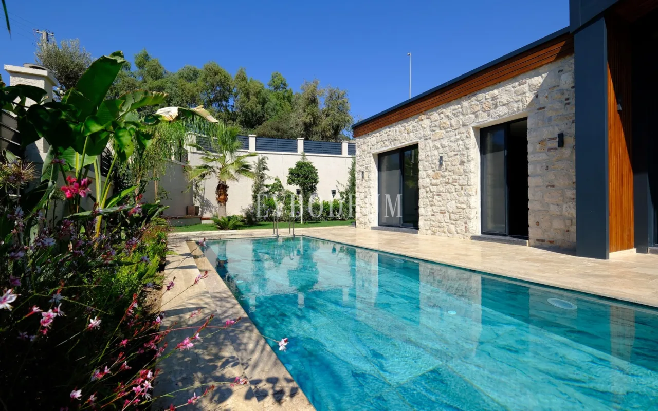 Yalıkavak'ta yeni tamamlanmış, mimari tasarımlı villa