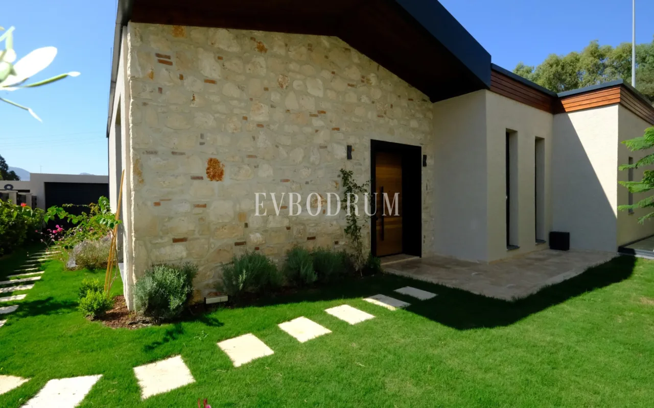 Yalıkavak'ta yeni tamamlanmış, mimari tasarımlı villa