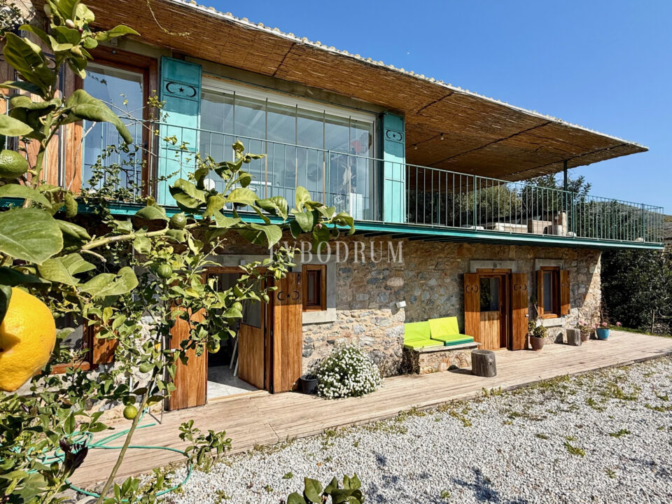 Bodrum Çökertme'de Mimar Tarafından Renove Edilmiş 14,500 m2 Bahçeli Taş Ev