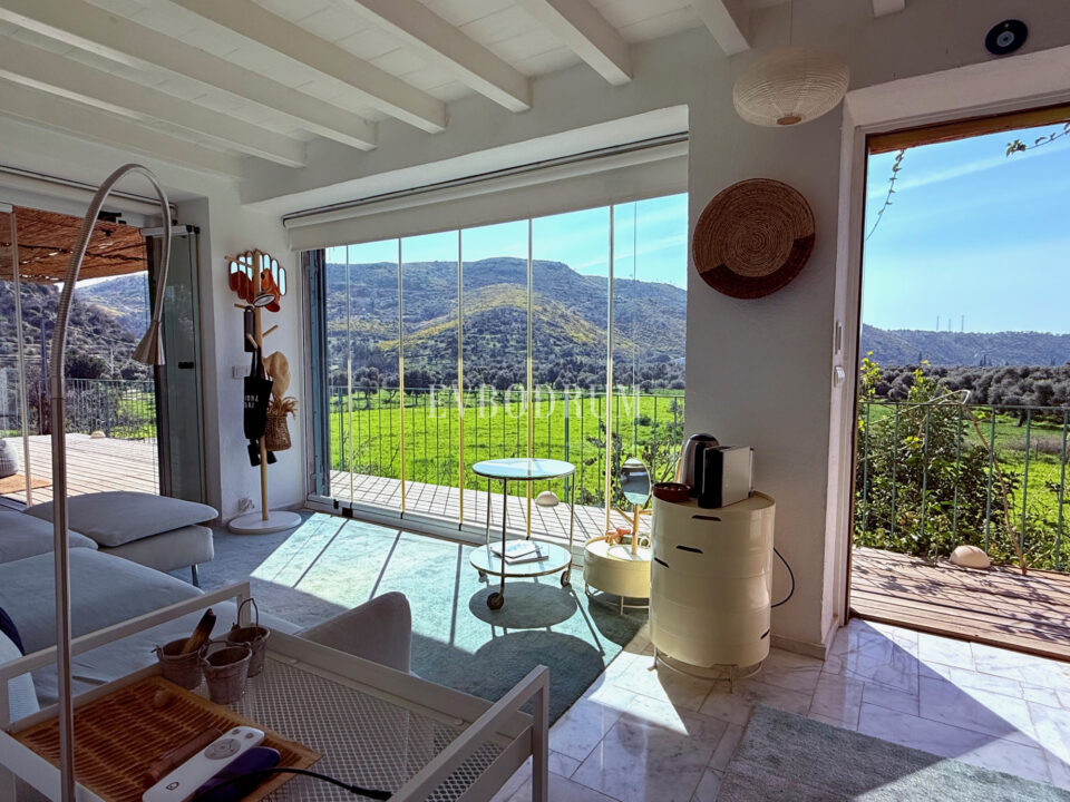 Bodrum Çökertme'de Mimar Tarafından Renove Edilmiş 14,500 m2 Bahçeli Taş Ev