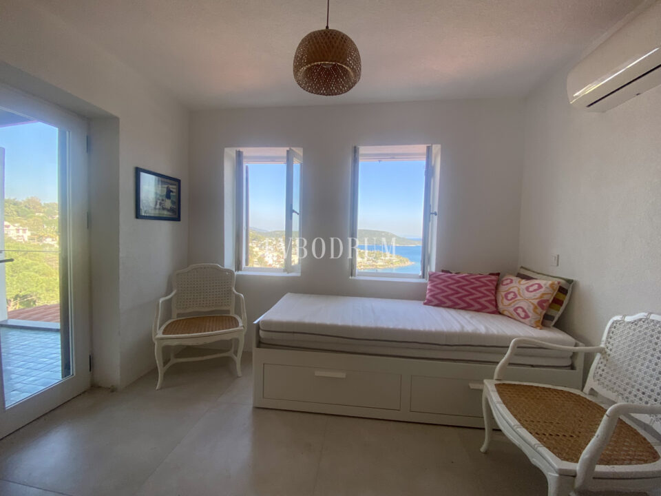 Summer Home with Full Bay Views in Aktur B District