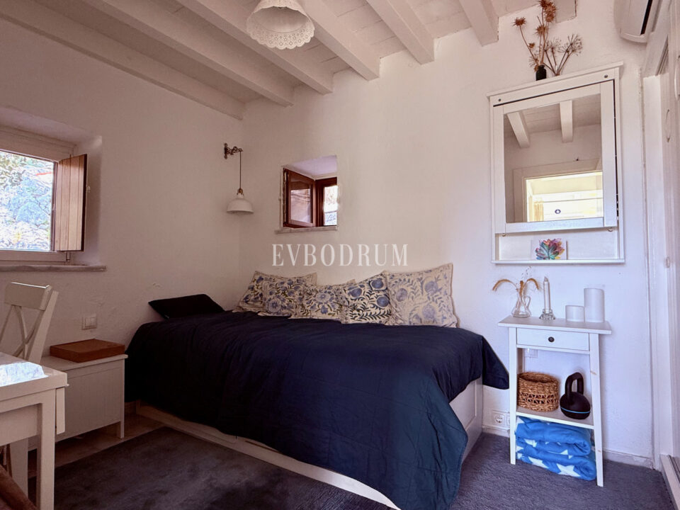 Bodrum Çökertme'de Mimar Tarafından Renove Edilmiş 14,500 m2 Bahçeli Taş Ev