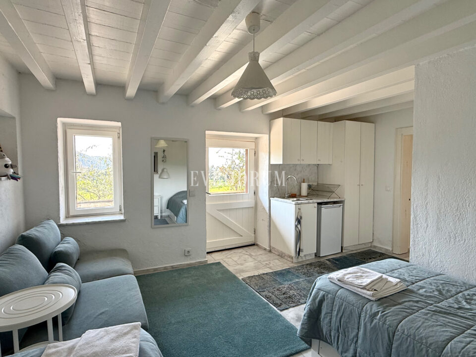 Bodrum Çökertme'de Mimar Tarafından Renove Edilmiş 14,500 m2 Bahçeli Taş Ev