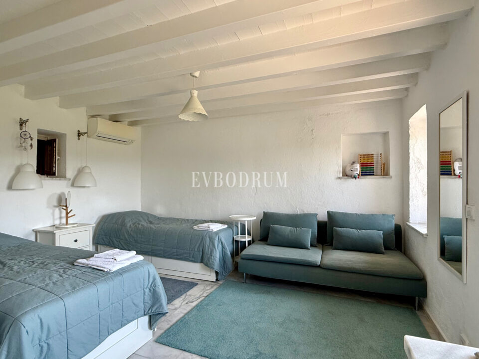 Bodrum Çökertme'de Mimar Tarafından Renove Edilmiş 14,500 m2 Bahçeli Taş Ev