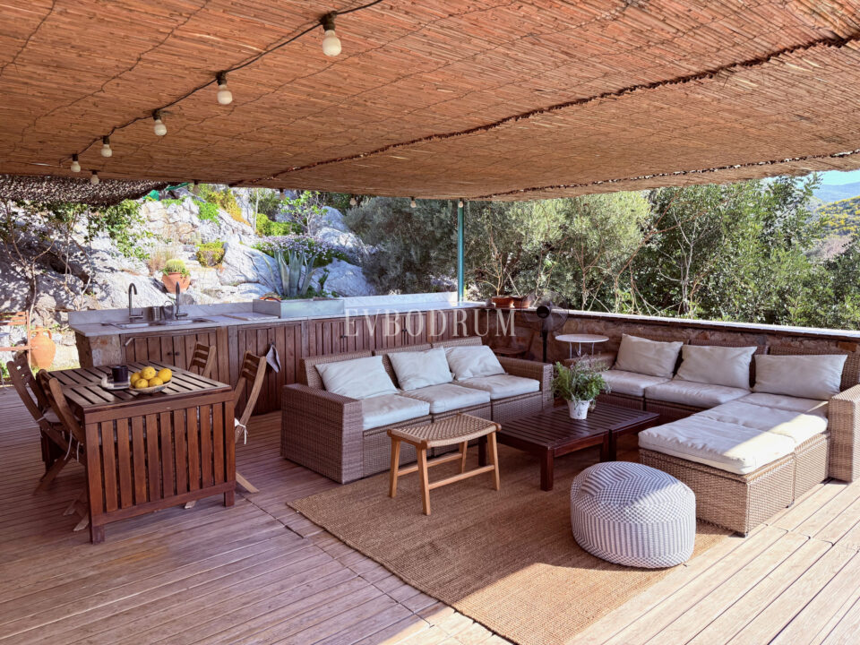 Bodrum Çökertme'de Mimar Tarafından Renove Edilmiş 14,500 m2 Bahçeli Taş Ev