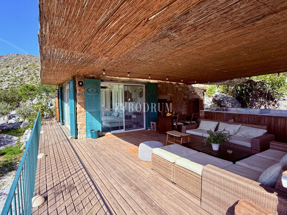 Bodrum Çökertme'de Mimar Tarafından Renove Edilmiş 14,500 m2 Bahçeli Taş Ev