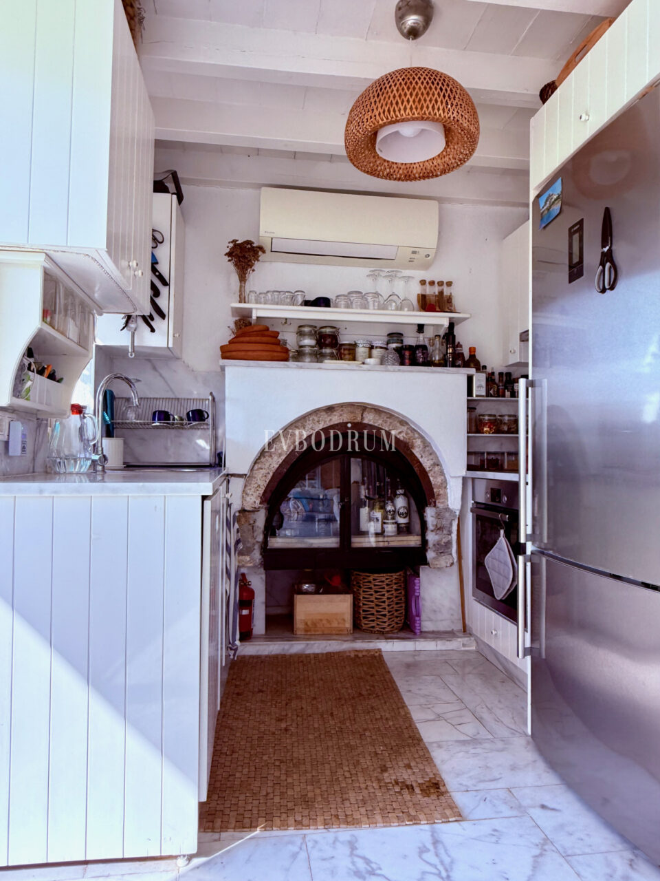 Bodrum Çökertme'de Mimar Tarafından Renove Edilmiş 14,500 m2 Bahçeli Taş Ev