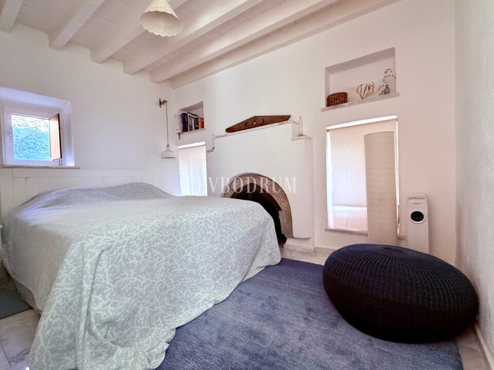 Bodrum Çökertme'de Mimar Tarafından Renove Edilmiş 14,500 m2 Bahçeli Taş Ev