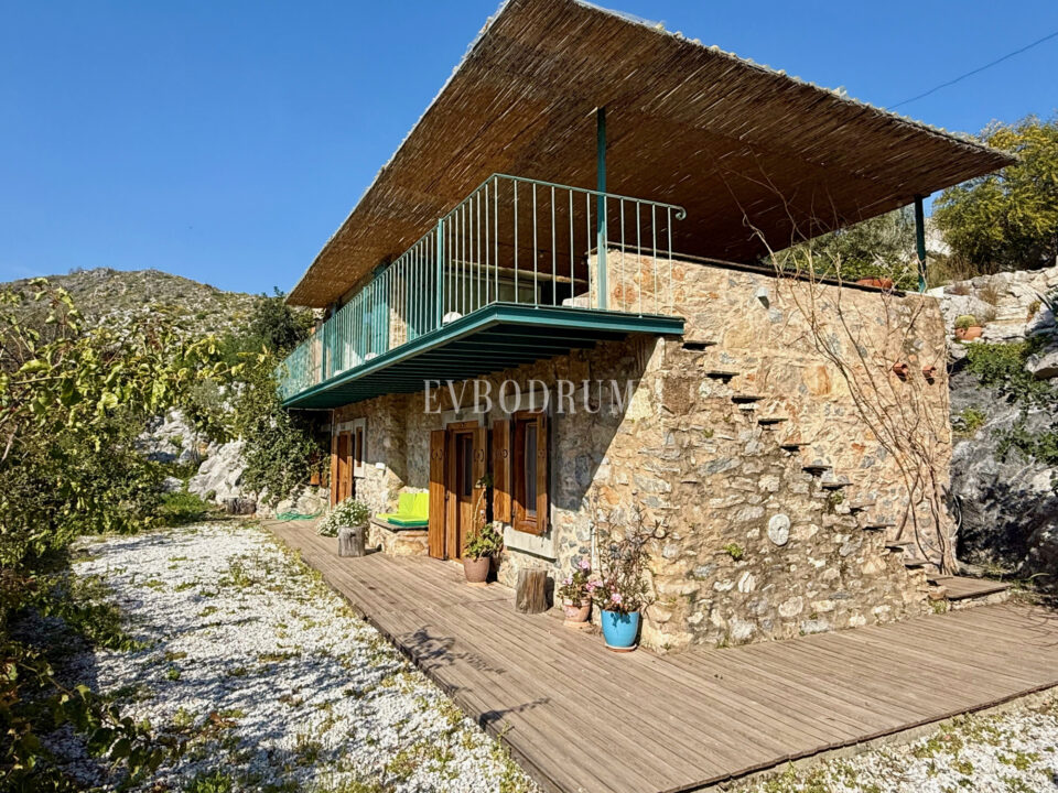 Bodrum Çökertme'de Mimar Tarafından Renove Edilmiş 14,500 m2 Bahçeli Taş Ev