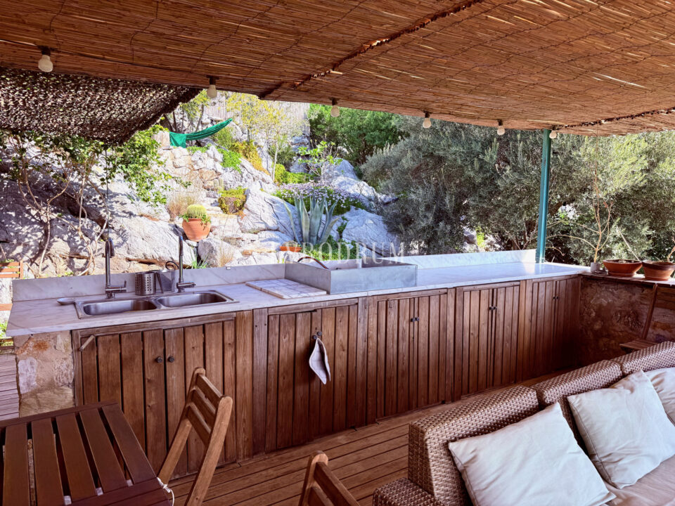 Bodrum Çökertme'de Mimar Tarafından Renove Edilmiş 14,500 m2 Bahçeli Taş Ev