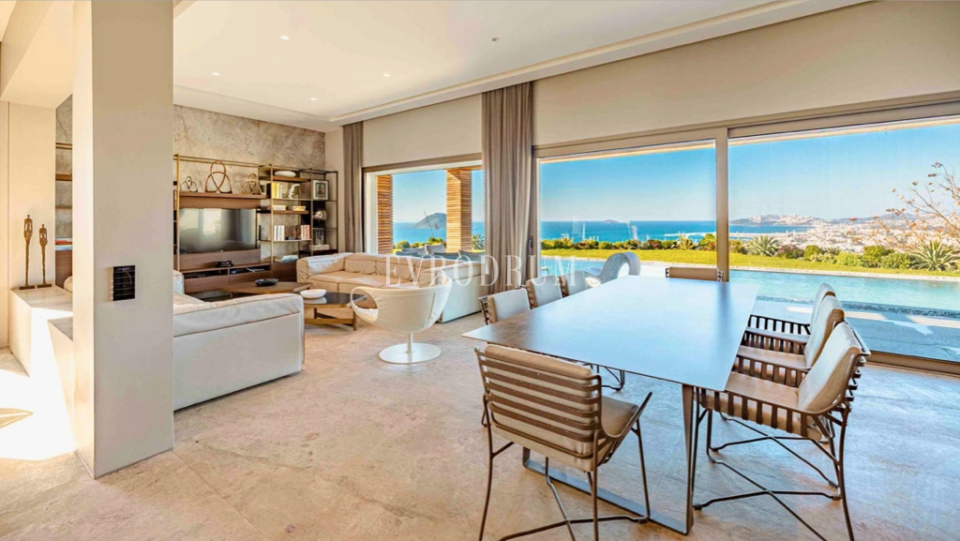 Turgutreis Marina’ya çok yakın, zarif ve zamansız mimarili villa