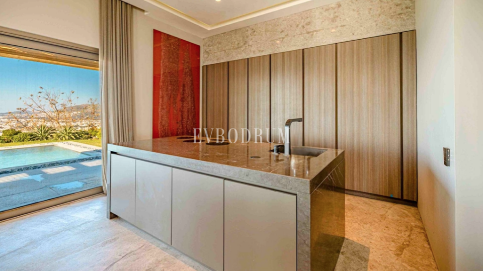 Turgutreis Marina’ya çok yakın, zarif ve zamansız mimarili villa