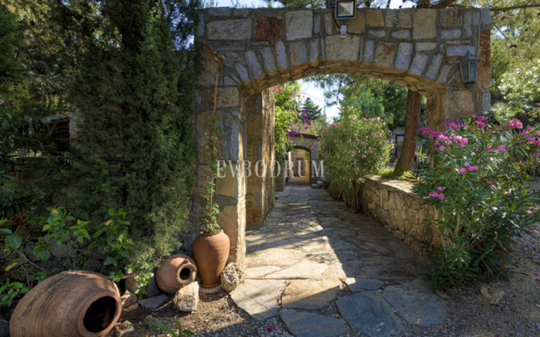 Geniş, özel bahçe içinde, taş ve otantik kiralık Akdeniz villası – Görsel 3