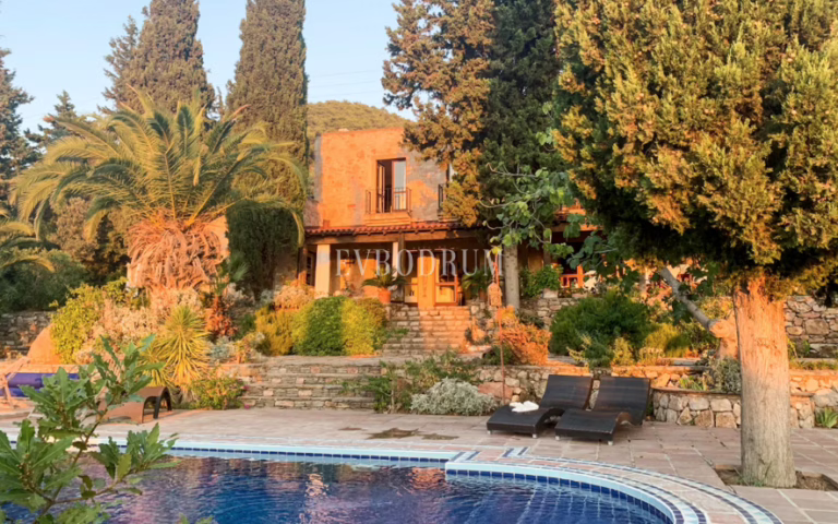 Geniş, özel bahçe içinde, taş ve otantik kiralık Akdeniz villası – Görsel 2