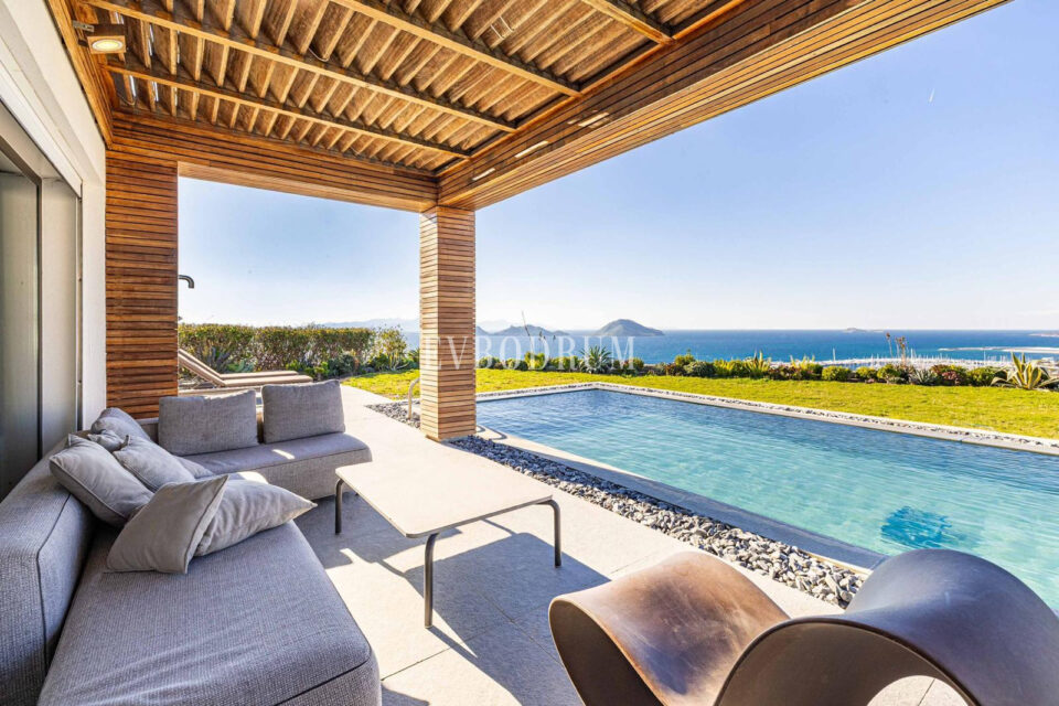 Turgutreis Marina’ya çok yakın, zarif ve zamansız mimarili villa