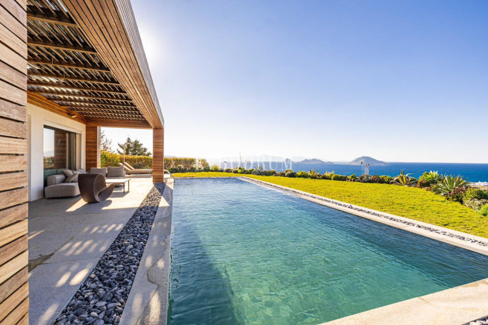 Turgutreis Marina’ya çok yakın, zarif ve zamansız mimarili villa