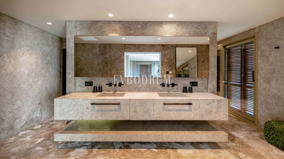 Turgutreis Marina’ya çok yakın, zarif ve zamansız mimarili villa