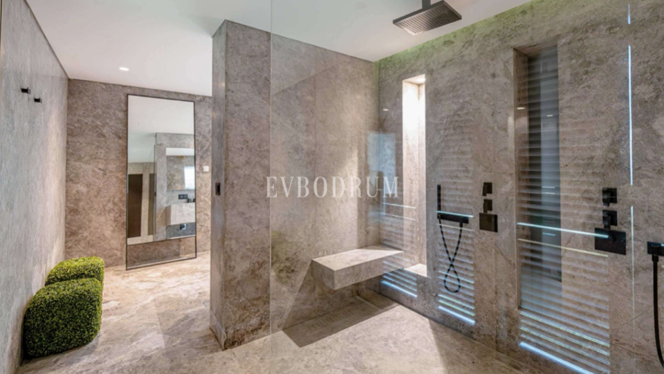 Turgutreis Marina’ya çok yakın, zarif ve zamansız mimarili villa