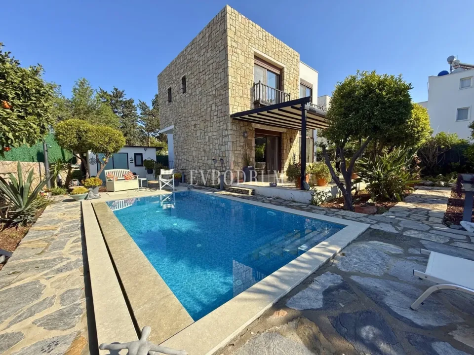 Detached Duplex House with Private Pool and Garden in Ortakent