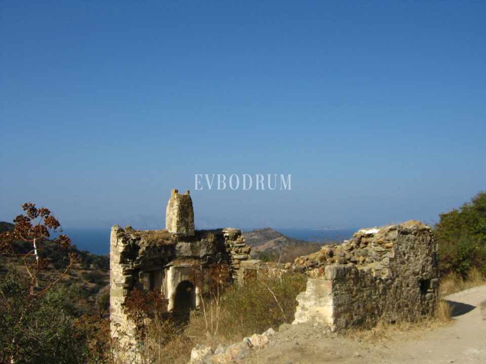 Gümüşlük’ün antik taş kalıntıları — Myndos mirası, arkada deniz ve adalar