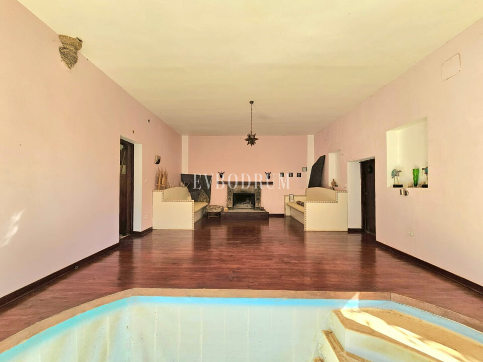 Stone House and Outbuildings on an 815 m² Plot in Yalıkavak Burun Köyü
