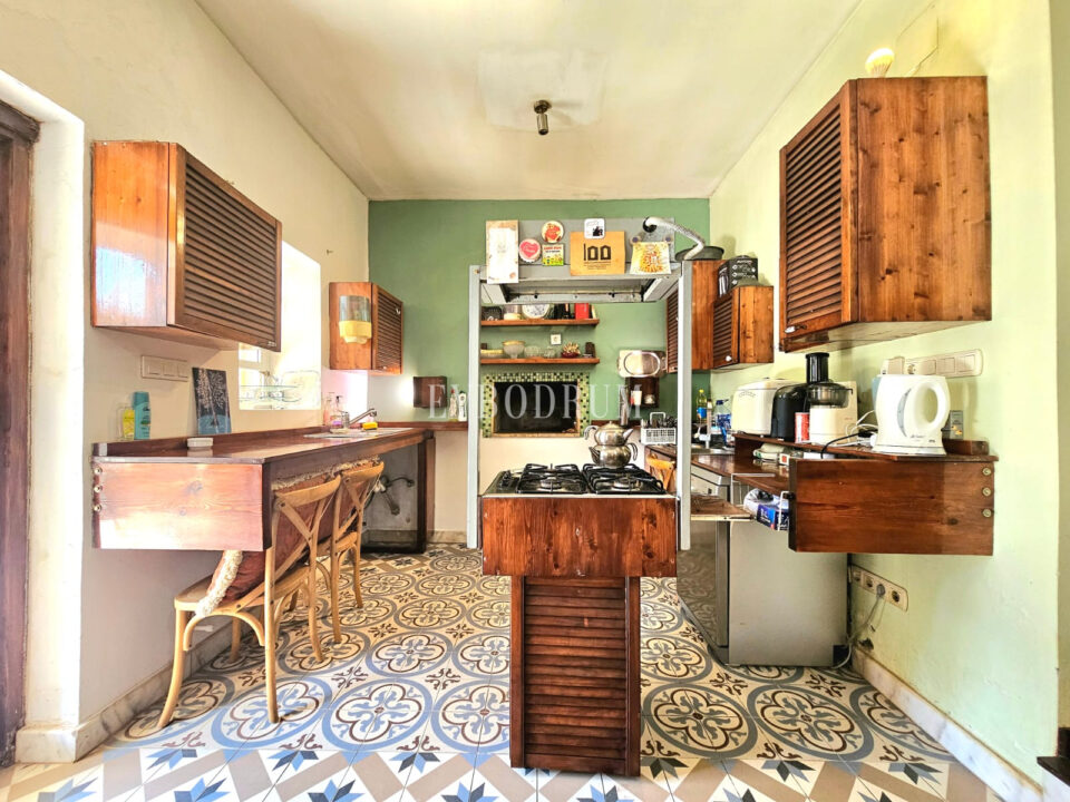Stone House and Outbuildings on an 815 m² Plot in Yalıkavak Burun Köyü