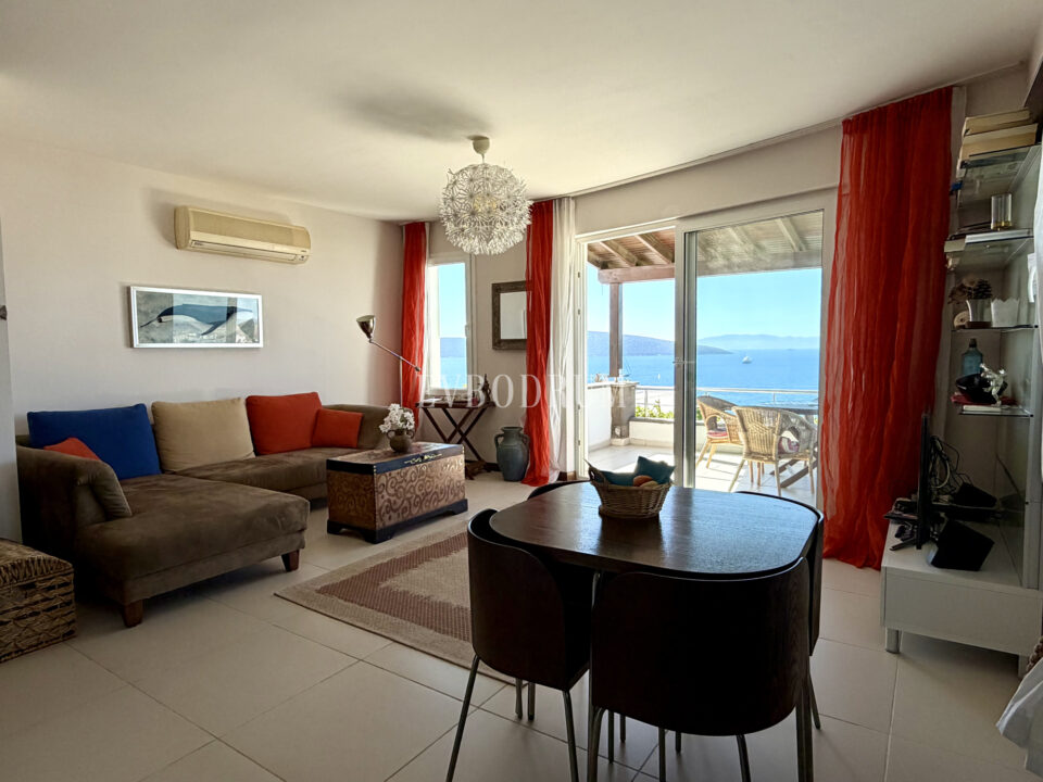Upper-Floor Apartment With Panoramic Sea Views In Kumbahçe