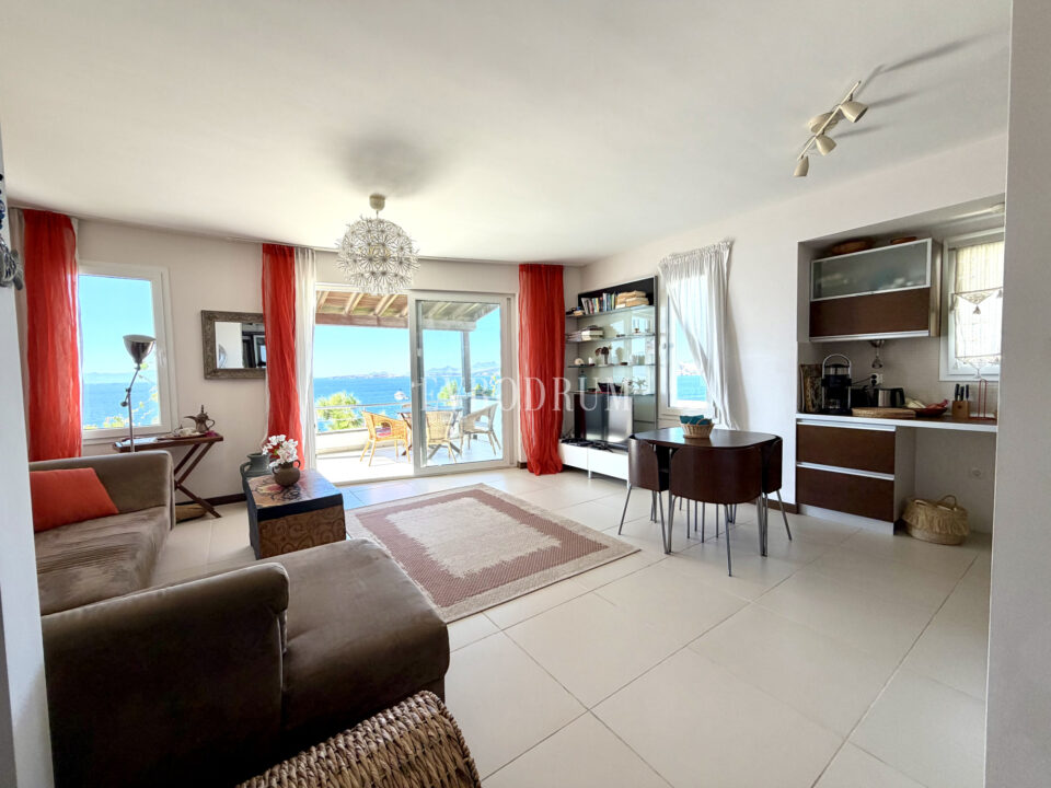 Upper-Floor Apartment With Panoramic Sea Views In Kumbahçe