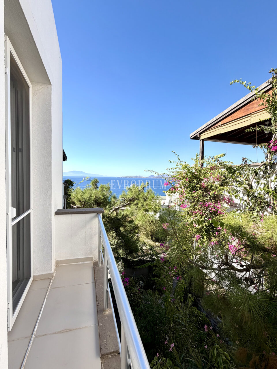 Upper-Floor Apartment With Panoramic Sea Views In Kumbahçe